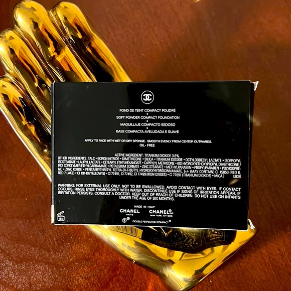 CHANEL. Double Perfection. Natural Matte Compact Powder. SPF 10. 80 Medium Beige - Picture 2 of 8